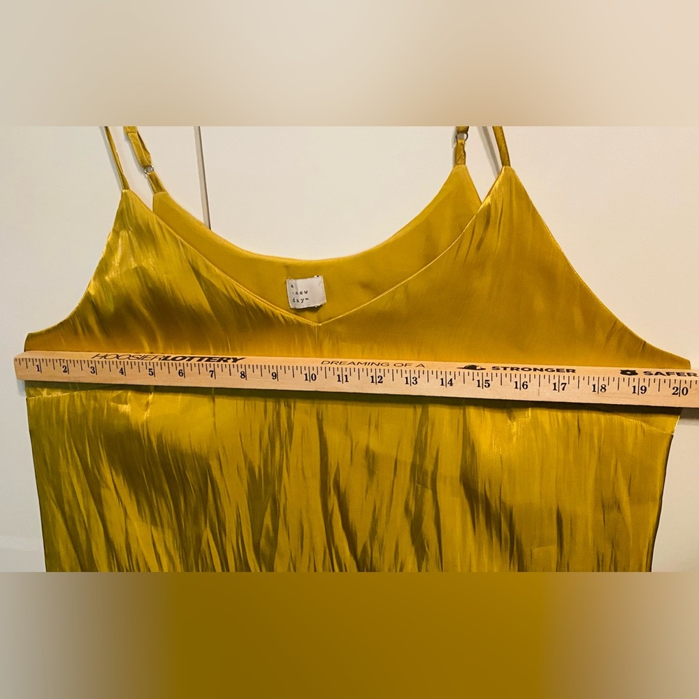 New Elegant Gold Sleeveless Top - Picture 4 of 4